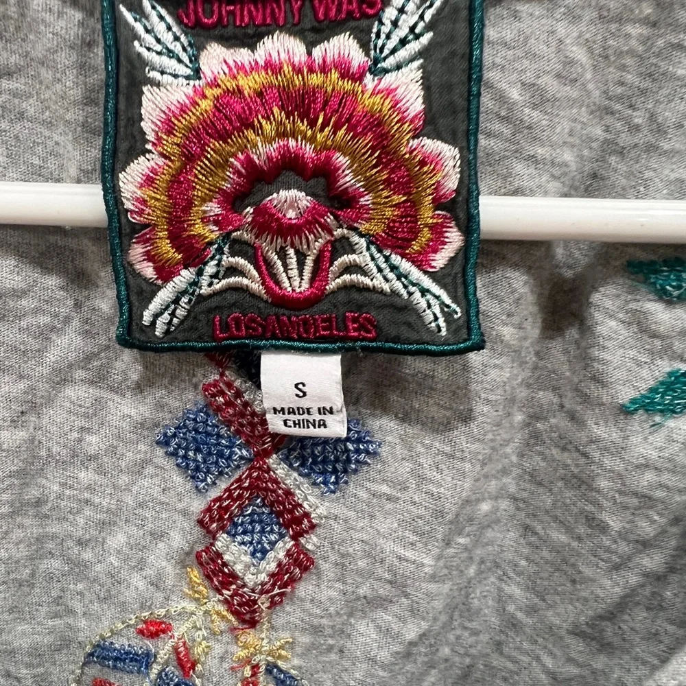 Johnny Was gray cotton tee with beautiful embroidery - Picture 5 of 5